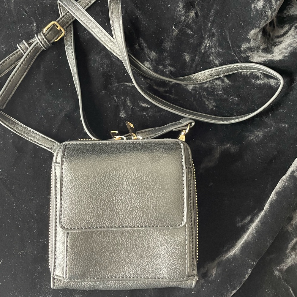 Simons genuine leather black crossbody wallet. (Photo makes it look grey.)